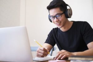 Apprendre avec un ordinateur rigolo