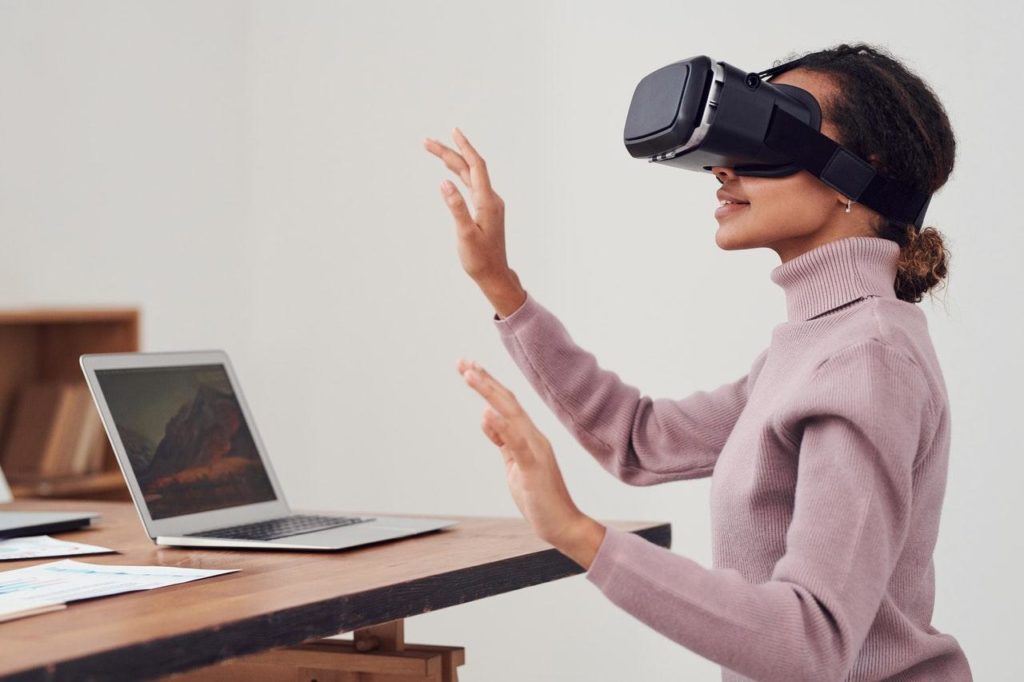 casque realite virtuelle femme ordinateur